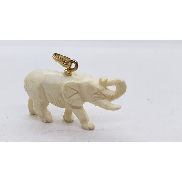 Vintage Hand Carved Elephant Pendant Wood or Lucite 3D Animal Jewelry - Picture 4 of 9